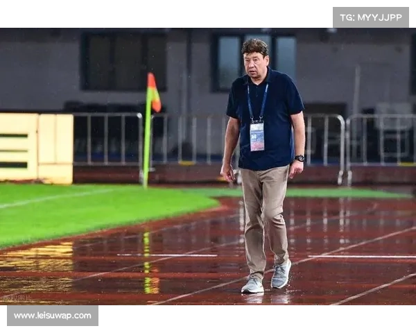 陈柏良冲线后摔倒水池边,喘息中与教练相拥落泪 陈柏良冲线后摔倒水池边,喘息中与教练相拥落泪