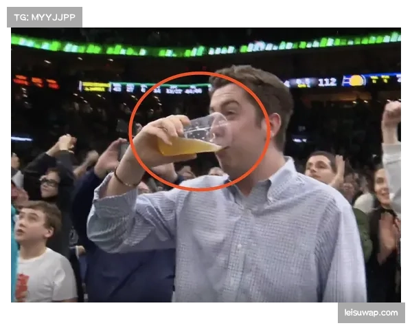 特写：绝杀后狂欢，大学生球员将头盔扔向观众席引发骚动